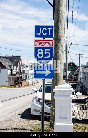 Panneau indiquant l'autoroute 85 sur la rue commerciale à Saint-Louis-du-Ha! Ha!, Québec, Canada Banque D'Images