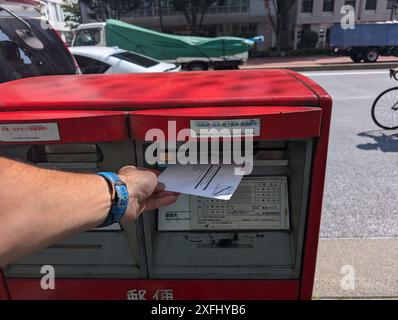 Un vote postal à l'étranger pour les élections générales de 2024 au Royaume-Uni est posté le 4 juillet 2024 à Tokyo, au Japon. L'élection a lieu au Royaume-Uni le 4 juillet et l'heure limite pour la réception des bulletins de vote est le même jour, il est donc peu probable que ce vote soit compté. De nombreux bulletins de vote à l'étranger ont été rapportés comme retardés, car ils n'arrivaient au Japon que la veille des élections, ce qui empêchait de revenir au conseil d'arrondissement local à temps pour qu'il soit compté. Crédit : AFLO/Alamy Live News Banque D'Images