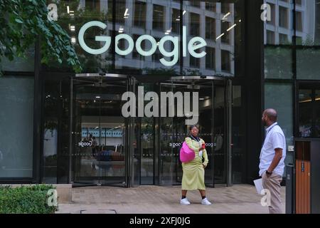 Londres, Royaume-Uni. Une femme prend un selfie devant les bureaux de Google à King's Cross. Banque D'Images