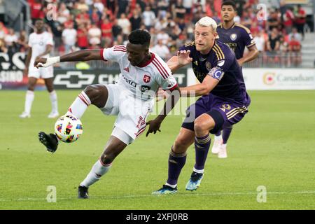 Toronto, Ontario, Canada. 3 juillet 2024. Derrick Etienne Jr. #11 (G) et Robin Jansson #6 (d) en action lors du match MLS entre Toronto FC et Orlando City SC au BMO Field à Toronto. Le jeu s'est terminé en 1-2 pour Orlando City SC (Credit image : © Angel Marchini/ZUMA Press Wire) USAGE ÉDITORIAL SEULEMENT! Non destiné à UN USAGE commercial ! Banque D'Images