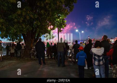 Victoria, CANADA - 1 juillet 2024 : une foule nombreuse se rassemble près du port intérieur de Victoria pour regarder les feux d'artifice célébrant la fête du Canada la nuit Banque D'Images