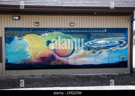 Murale Bételgeuse sur le centre de loisirs de la rue Gauvin à Saint-Louis-du-Ha! Ha!, Québec, Canada Banque D'Images