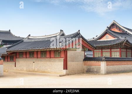 Vue du palais de Gyeongbokgung à Séoul en Corée du Sud. Bâtiments d'architecture coréenne traditionnelle. Séoul est une destination touristique populaire de l'Asie. Banque D'Images