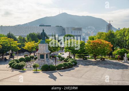 Belle vue sur le parc Yongdusan à Busan, Corée du Sud. La ville est visible en arrière-plan. Magnifique paysage urbain d'automne. Banque D'Images