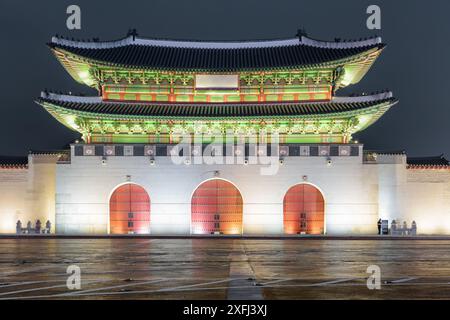 Vue nocturne incroyable de Gwanghwamun au centre-ville de Séoul en Corée du Sud. La porte principale et la plus grande du palais de Gyeongbokgung. Banque D'Images