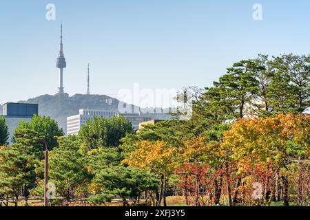 Magnifique parc d'automne coloré à Séoul, Corée du Sud. Namsan Seoul Tower est visible sur fond de ciel bleu. La tour est une attraction touristique populaire Banque D'Images