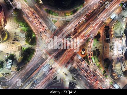 Vue de dessus de nuit de l'intersection routière au centre-ville de Séoul en Corée du Sud. Voitures et bus colorés dans les rues le soir. Circulation urbaine nocturne. Banque D'Images