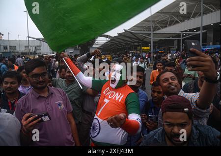 New Delhi, Delhi, Inde. 4 juillet 2024. Les supporters saluent l'arrivée de l'équipe indienne de cricket à l'aéroport international Indira Gandhi après avoir remporté la Coupe du monde ICC T20 à New Delhi, en Inde, le 4 juillet 2024. (Crédit image : © Kabir Jhangiani/ZUMA Press Wire) USAGE ÉDITORIAL SEULEMENT! Non destiné à UN USAGE commercial ! Banque D'Images