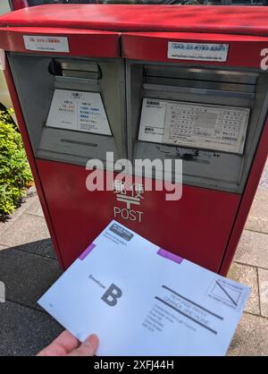 Un vote postal à l'étranger pour les élections générales de 2024 au Royaume-Uni est posté le 4 juillet 2024 à Tokyo, au Japon. L'élection a lieu au Royaume-Uni le 4 juillet et l'heure limite pour la réception des bulletins de vote est le même jour, il est donc peu probable que ce vote soit compté. Le bulletin de vote n'est arrivé au Japon que la veille, ce qui rend impossible de retourner au conseil d'arrondissement local à temps pour qu'il soit compté. Banque D'Images