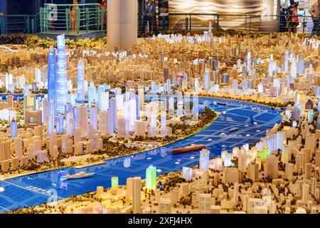 Shanghai, Chine - 3 octobre 2017 : les visiteurs regardent une énorme maquette à l'échelle de la ville dans le Shanghai Urban Planning Exhibition Center. Banque D'Images