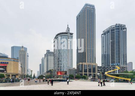 Chengdu, Chine - 25 septembre 2017 : belle vue sur la place Tianfu et les gratte-ciel modernes sur Renmin South Road dans le centre de Chengdu. Banque D'Images