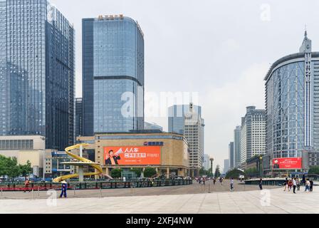 Chengdu, Chine - 25 septembre 2017 : vue panoramique sur la place Tianfu et les gratte-ciel modernes sur Renmin South Road dans le centre de Chengdu. Banque D'Images