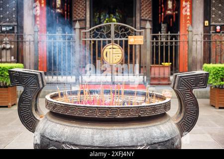 Chengdu, Chine - 25 septembre 2017 : encens brûlant dans la cour du temple Wenshu. Le monastère bouddhiste est une destination touristique populaire de l'Asie. Banque D'Images