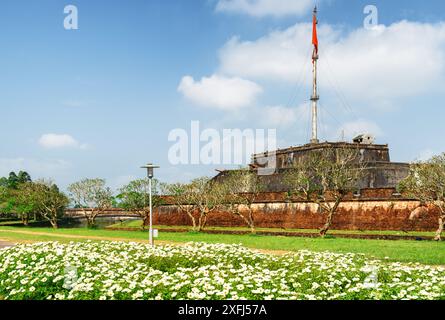 Belle vue sur la Tour du drapeau de la Citadelle sur fond de ciel bleu à Hue, Vietnam. Banque D'Images