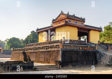 Vue principale du Pavillon de la stèle (Bi Dinh) sur fond de ciel bleu le jour ensoleillé d'été à la tombe de Minh Mang à Hue, Vietnam. Banque D'Images