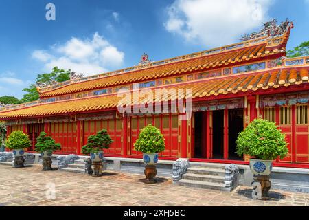 Vue panoramique de l'étonnant bâtiment en bois rouge de la Cité interdite pourpre à la Cité impériale de Hue, Vietnam. Banque D'Images