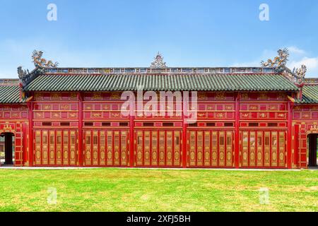 Étonnant bâtiment en bois rouge de la Cité interdite pourpre à la Cité impériale de Hue, Vietnam. Hue est une destination touristique populaire de l'Asie. Banque D'Images