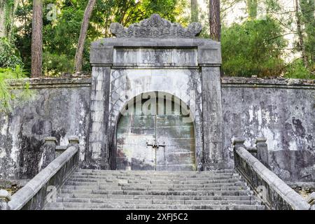 Porte verrouillée en bronze du lieu de sépulture de l'empereur Minh Mang dans la tombe royale de Hue, Vietnam. Hue est une destination touristique populaire de l'Asie. Banque D'Images