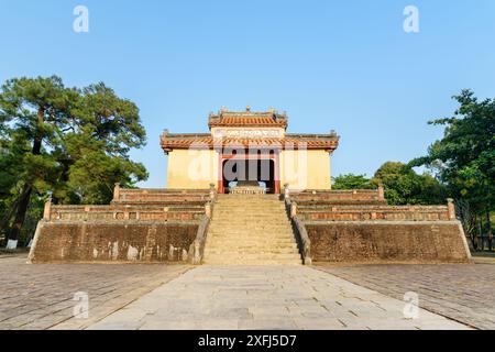 Vue principale du Pavillon de la stèle (Bi Dinh) sur fond de ciel bleu à la tombe de Minh Mang à Hue, Vietnam. Hue est une destination touristique populaire de l'Asie. Banque D'Images