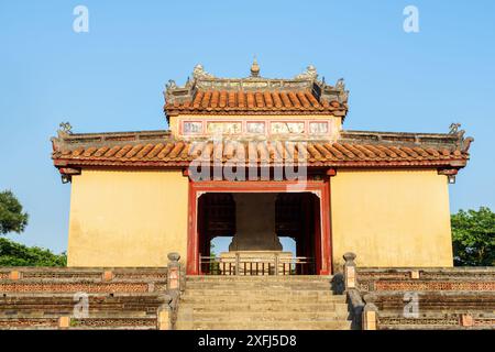 Vue principale du Pavillon de la stèle (Bi Dinh) sur fond de ciel bleu à la tombe de Minh Mang à Hue, Vietnam. Hue est une destination touristique populaire de l'Asie. Banque D'Images