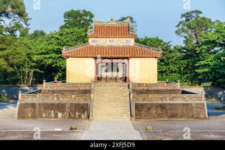 Vue principale du Pavillon de la stèle (Bi Dinh) sur fond de ciel bleu à la tombe de Minh Mang à Hue, Vietnam. Hue est une destination touristique populaire de l'Asie. Banque D'Images