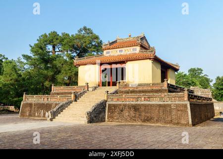 Vue principale du Pavillon de la stèle (Bi Dinh) sur fond de ciel bleu à la tombe de Minh Mang à Hue, Vietnam. Hue est une destination touristique populaire de l'Asie. Banque D'Images