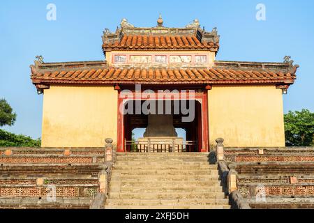 Vue principale du Pavillon de la stèle (Bi Dinh) sur fond de ciel bleu à la tombe de Minh Mang à Hue, Vietnam. Hue est une destination touristique populaire de l'Asie. Banque D'Images