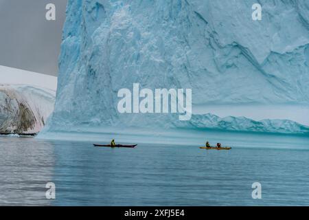 Île de Cuverville, péninsule Antarctique - 31 janvier 2024. Les touristes antarctiques explorent les eaux près de l'île de Cuverville, à l'aide d'un kayak de mer. Banque D'Images