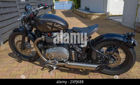 Bordeaux , France - 06 23 2024 : Triumph Bonneville Bobber 1200 noir Limited tfc moto neoretro Edition hotrod moto custom outdoor Banque D'Images