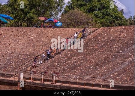 Les Cambodgiens poussent leurs VTT jusqu'à la rive du réservoir West Baray. Parc archéologique d'Angkor, province de Siem Reap, Cambodge. © Kraig Lieb Banque D'Images