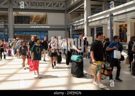 New York, États-Unis. 03 juillet 2024. Les gens sont vus dans la salle de train de Moynihan à Penn Station. Le 3 juillet, un jour avant les vacances du 4 juillet, de nombreux voyageurs à New York se dirigent vers les centres de transport. Le nombre de voyageurs pendant cette semaine de vacances a provoqué des embouteillages dans les gares ferroviaire et routière. Crédit : SOPA images Limited/Alamy Live News Banque D'Images