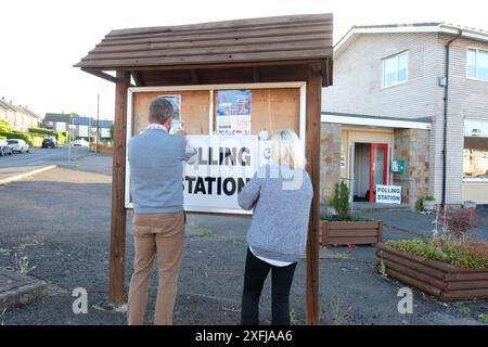 Hereford, Herefordshire, Royaume-Uni – vendredi 4 juillet 2024 – Un bureau de vote des élections générales se prépare à ouvrir quelques instants avant 7h à Hereford dans la circonscription de Hereford et South Herefordshire - photo Steven May / Alamy Live News Banque D'Images