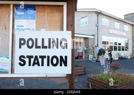 Hereford, Herefordshire, Royaume-Uni – vendredi 4 juillet 2024 – Un bureau de vote des élections générales se prépare à ouvrir quelques instants avant 7h à Hereford dans la circonscription de Hereford et South Herefordshire - photo Steven May / Alamy Live News Banque D'Images