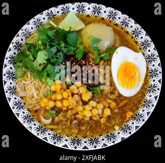 La soupe de poisson traditionnelle ou classique avec des nouilles de riz blanc du Myanmar est appelée mohinga. Banque D'Images