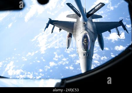 Un Fighting Falcon F-16C de l'US Air Force affecté au 55th Fighter Squadron reçoit du carburant d'un KC-135 Stratotanker affecté au 50th Air Refueli Banque D'Images