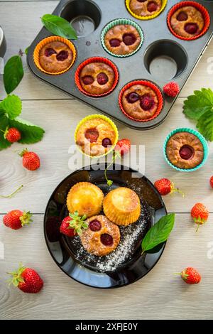 Muffins au lait caillé sucré garnis de fraises Banque D'Images