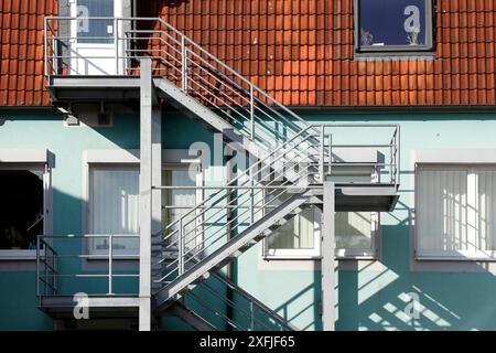 Escalier extérieur en acier sur un immeuble résidentiel, Allemagne Banque D'Images