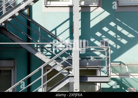 Escalier extérieur en acier sur un immeuble résidentiel, Allemagne Banque D'Images