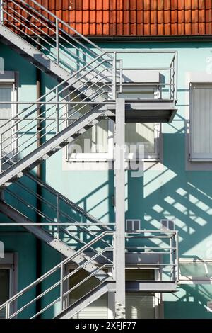 Escalier extérieur en acier sur un immeuble résidentiel, Allemagne Banque D'Images