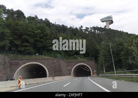 Saut à ski Bergisel conçu par Zaha Hadid vu de l'autoroute A13 Brenner à Innsbruck, Tyrol, Autriche © Wojciech Strozyk / Alamy Stock photo Banque D'Images