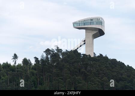 Saut à ski Bergisel conçu par Zaha Hadid vu de l'autoroute A13 Brenner à Innsbruck, Tyrol, Autriche © Wojciech Strozyk / Alamy Stock photo Banque D'Images