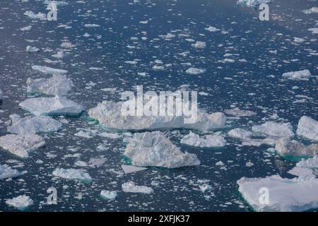 Photographies de Disco Bay, Ilulissat et de la marge de la calotte glaciaire du Groenland prises lors d'un vol panoramique vers le fjord de glace qui est étouffé d'icebergs. Banque D'Images