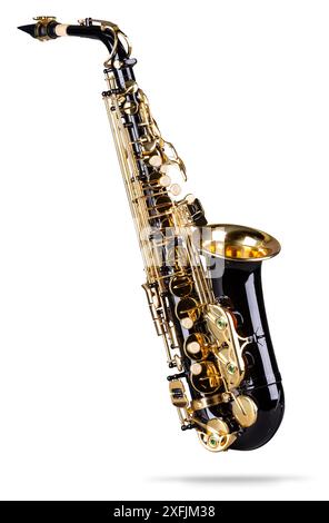 instrument de musique saxophone alto en métal brillant noir doré isolé sur fond blanc. concept de musique jazz en laiton Banque D'Images