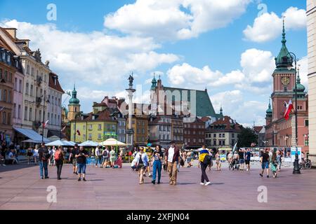 Foule de gens en été à la place du château de la vieille ville Stare Miasto Varsovie, la capitale de la Pologne. Banque D'Images