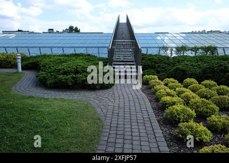 Le jardin sur le toit de la bibliothèque de l'Université de Varsovie à Varsovie, Pologne. Dôme vert. Banque D'Images