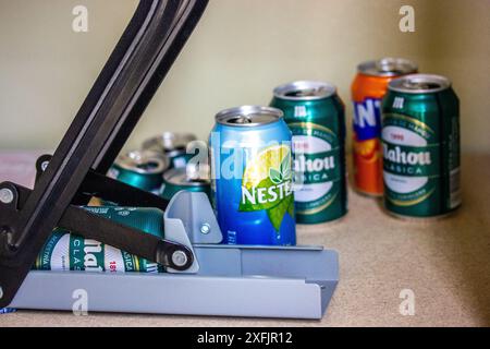 Madrid, Espagne. 1 mai 2024 concasseur, presse, déchiqueteur pour canettes en aluminium de l'eau, levain, bière. Bière Mahou, boisson Nestie, Fanta. Recyclage du plastique. Banque D'Images