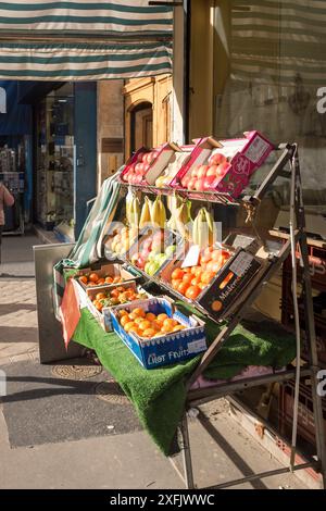 Fruits en vente à l'extérieur d'un greengrocers à Paris, France. Banque D'Images