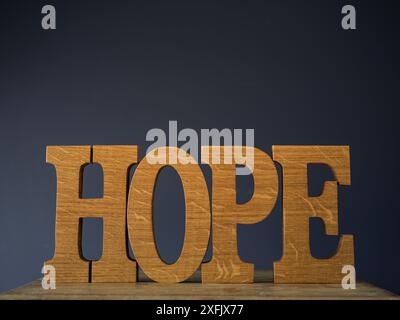LETTRES EN BOIS D'ESPOIR EN CHÊNE ÉPELANT LE MOT ESPOIR Banque D'Images