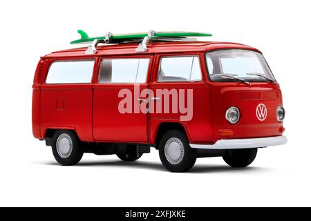 Izmir, Turquie - 4 juin 2024 : vue de face et de côté droit d'une voiture miniature rouge Volkswagen Camper 1971 photographiée sur fond blanc, avec un su Banque D'Images