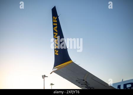 Rome, Italie - 30 juin 2024 : gros plan sur les winglets de l'avion de passagers de Ryanair à l'aéroport de Ciampino, Rome, Italie. Banque D'Images